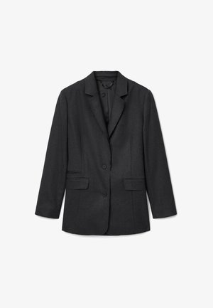 Musta räätälöity bleiseri, jossa on lovet, kaksi etutaskua, kahden napin suljenta ja pitkät hihat valkoisella taustalla.