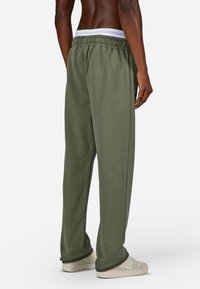 Pegador LOGO WIDE  - Tepláky - washed faded olive black