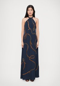 Rochie maxi bleumarin cu design cu guler halter, având un imprimeu cu modele de lanțuri și bucle aurii. Confecționată din material neted și ușor.