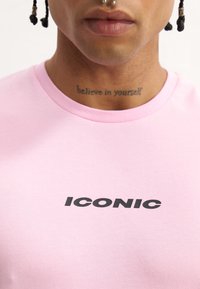 YOURTURN UNISEX - Triko s potiskem - pink