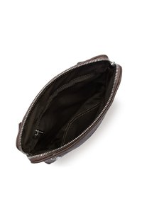 Borsa in pelle marrone con chiusura a zip. L'interno presenta una fodera in tessuto nero e una piccola tasca per l'organizzazione. I bordi hanno un leggero dettaglio di cucitura.