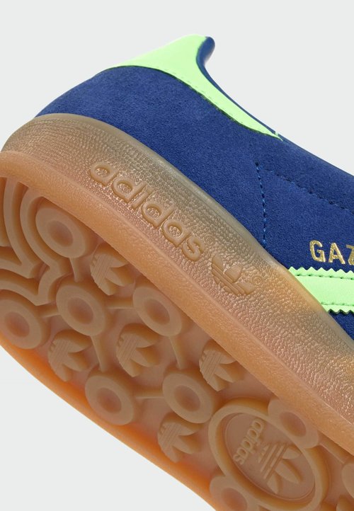 adidas GAZELLE INDOOR J UNISEX - Zapatillas - royal blue green spark gold metallic — photo 7