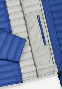 Kék puffertöltéses dzseki részben kinyitva, hogy látható legyen a világosszürke belső bélés vízszintes steppeléssel és egy belső cipzáras zsebbel.