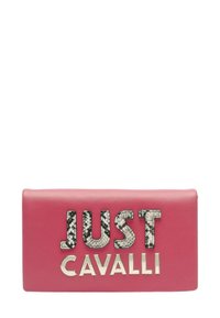 Rosa Leder-Clutch mit metallischem Schriftzug "JUST" und "CAVALLI", ausgestattet mit einem strukturierten Schlangenledermuster auf dem ersten Wort.