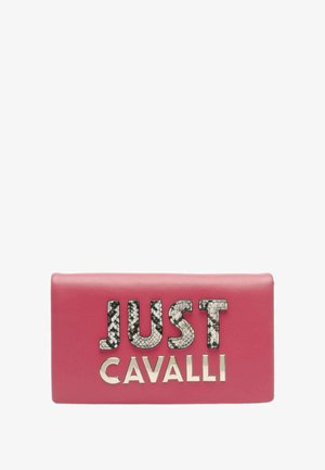 Rosa Leder-Clutch mit metallischem Schriftzug "JUST" und "CAVALLI", ausgestattet mit einem strukturierten Schlangenledermuster auf dem ersten Wort.