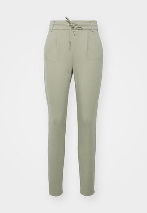 Pantaloni verzi deschis, tapered, cu talie elastică și șnur, plisuri frontale și manșete elastice, confecționați dintr-un material moale și neted.