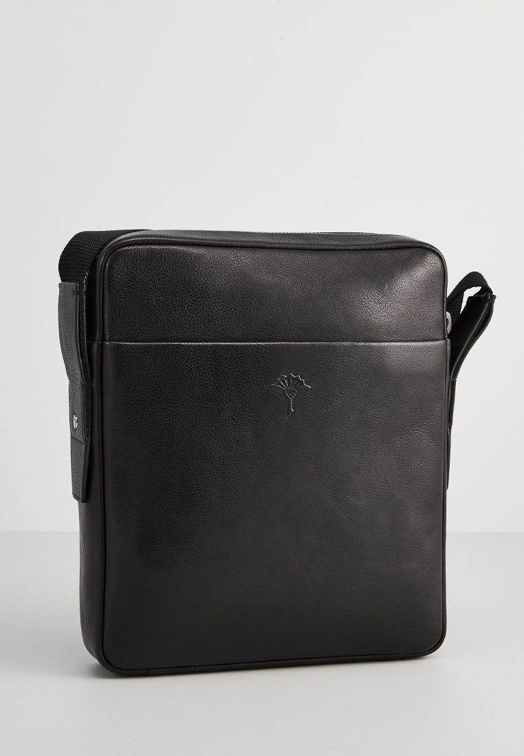 Schwarze Leder-Umhängetasche mit glatter Textur, quadratischer Form, verstellbarem Tragegurt und prägnantem Logo auf der Vorderseite.