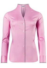 Camicia rosa in satin con colletto alla cinese, maniche lunghe e piping nero lungo i bordi. Presenta bottoni frontali e un design attillato.