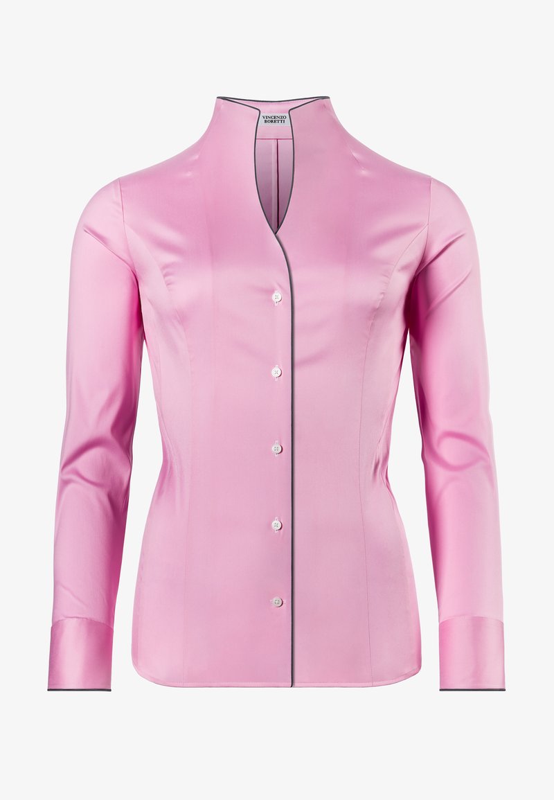 Camicia rosa in satin con colletto alla cinese, maniche lunghe e piping nero lungo i bordi. Presenta bottoni frontali e un design attillato.