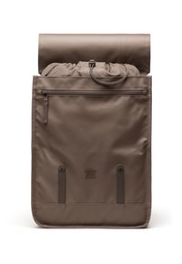 Zaino a roll-top marrone realizzato in tessuto resistente, con una tasca esterna con zip, spallacci regolabili e dettaglio del logo nella parte anteriore.