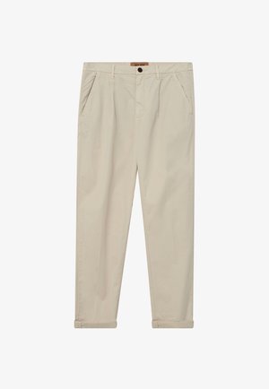 Chinos beige de algodón con un ajuste relajado, que cuentan con bolsillos laterales, cierre de botón y puños enrollados. Textura suave con un detalle mínimo.
