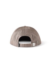 Basebollkeps i ljusbrunt tyg med en strukturerad design. Har en justerbar rem och en sömdekoration nära baköppningen.