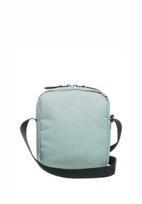 Jasnoniebieska torba typu crossbody z zamkiem błyskawicznym, płaskim kształtem, regulowanym czarnym paskiem i teksturowaną powierzchnią. Minimalistyczny design.