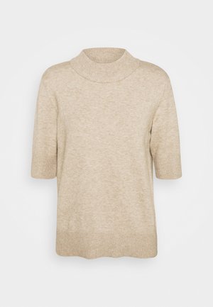 Pull en maille beige à manches courtes avec col montant côtelé, poignets et ourlet, présenté sur fond blanc uni.