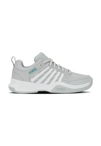 Ανοιχτογκρι αθλητικό παπούτσι K-Swiss με λευκές ρίγες, κορδόνια εμπρός, μαξιλαρωμένη σόλα και λογότυπο στο πλάι και στη σόλα, εμφανίζεται από την εξωτερική πλευρά.