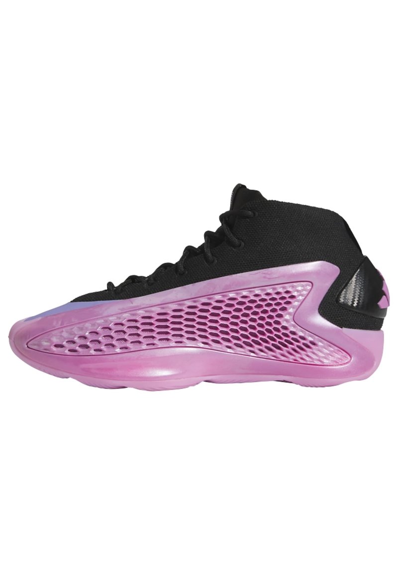 Černá sneakers s texturovaným svrškem, vybavené růžovou poloprůhlednou podrážkou a síťovinovým vzorem na boční straně pro prodyšnost.