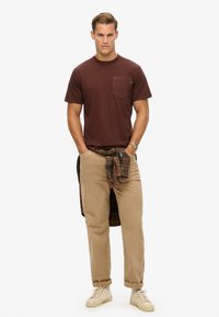 Superdry & Co CONTRAST STITCH POCKET  - T-shirts basic - washed brown