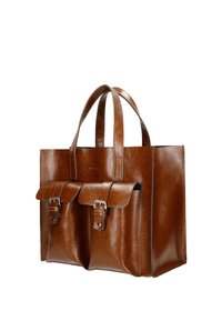 Bruine leren tote bag met twee voorflapzakken en zilveren gespen. Vierkante vorm met dubbele handvatten en een gladde, glanzende afwerking.
