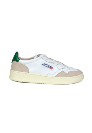Baskets en cuir blanc avec des accents en suède beige, une languette au talon verte, un bout perforé, des lacets plats et une semelle en caoutchouc crème. Marque sur le côté.