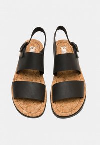 Svarta läderslingback sandaler med två breda remmar, korkfotbädd och justerbar spänne. Platt gummisula för komfort.