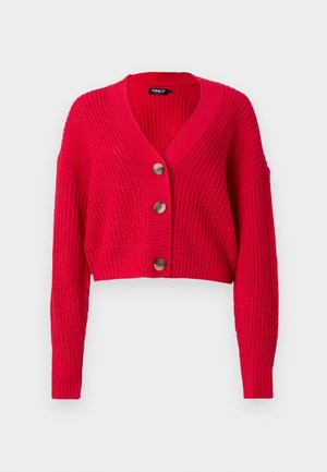 Lühendatud punane kardigan, mis on valmistatud ribatud kudumist, sügava V-kaelusega, pikkade varrukatega ja kolme suure pruuni nupuga ees.