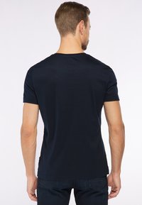 Navyblaues Baumwoll-T-Shirt mit kurzen Ärmeln, einfachem Rundhalsdesign und glatter Textur, von hinten präsentiert.
