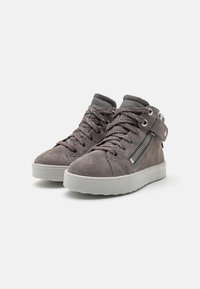 Zapatillas altas de ante gris con un acabado texturizado, cuentan con una cremallera lateral, cordones en contraste y una suela de goma. Acentuadas con una correa.