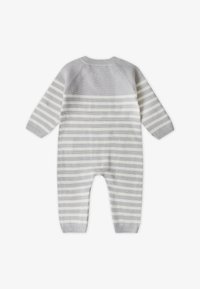 Pijama de punto suave en gris claro con rayas blancas. Cuenta con mangas largas, cuello redondo y puños acanalados. Textura suave, diseño casual.