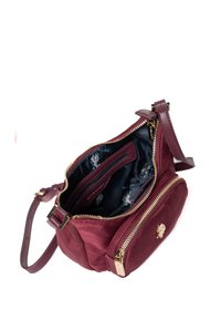 Bordowa nylonowa torba na ramię z złotymi zamkami błyskawicznymi, wyposażona w przestronne wnętrze, jedną zewnętrzną kieszeń na zamek, regulowany pasek oraz logo.
