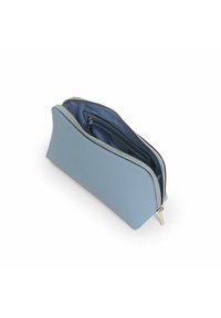 Saszetka na zamek w jasnoniebieskim, teksturowanym materiale. Okrągły, zwężający się kształt z metalowymi elementami w kolorze złotym oraz ciemnoniebieskim wnętrzem.