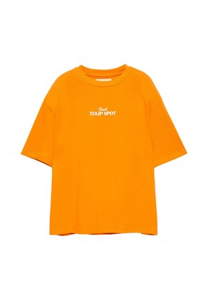 Oranje T-shirt met korte mouwen en witte tekst "Fresh TULIP SPOT" gecentreerd op de borst, voorzien van een ronde hals en een losse pasvorm.
