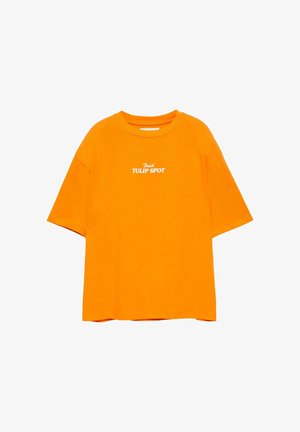 Oranje T-shirt met korte mouwen en witte tekst "Fresh TULIP SPOT" gecentreerd op de borst, voorzien van een ronde hals en een losse pasvorm.