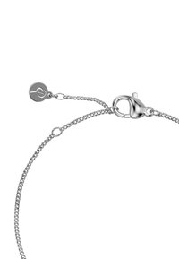 Bracciale in argento con chiusura a moschettone, catena estesa per regolazione e un piccolo ciondolo circolare con un design a cuore.