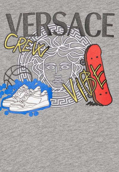 Sudadera gris de cuello redondo con el logo de Versace y diseños gráficos de una cara, patineta, baloncesto y zapatillas en varios colores.