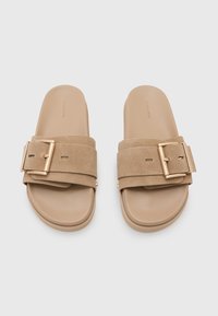 Beige semišové sandály na klínku s širokým páskem a zlatou sponou, plochou gumovou podrážkou a tvarovanou stélkou pro pohodlí.