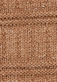 Tessuto lavorato a maglia in un caldo beige, con un motivo testurizzato di costine verticali e sottili filamenti leggermente riflettenti intrecciati nel filato.