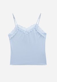 Camisola de culoare albastru deschis, realizată dintr-un material moale, cu dantelă delicată pe decolteu și bretele ajustabile.