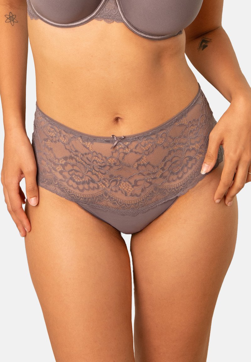 High-waisted brief in soft mauve with floral lace overlay, featuring a decorative bow at the front and smooth fabric at the back.