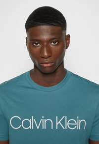 Calvin Klein FRONT LOGO - T-shirt estampada - foamy ocean
