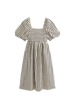 Vestido a rayas en crema y negro, con escote cuadrado, mangas abullonadas y una falda acampanada con fruncidos para mayor volumen.
