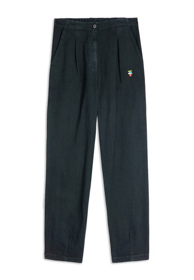 Pantaloni verdi scuri con una vestibilità comoda, dotati di pieghe, chiusura frontale con bottone, tasche laterali e un piccolo dettaglio del logo multicolore.