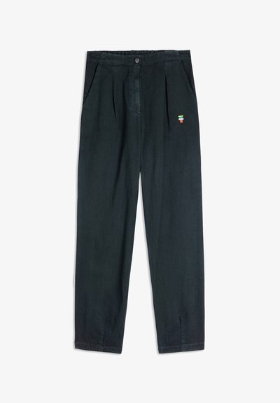 Pantalons vert foncé à coupe décontractée, avec des plis, une fermeture à bouton à l'avant, des poches latérales et un petit logo multicolore.