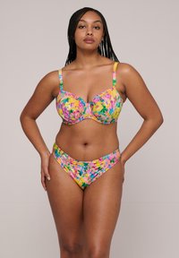 Conjunto de bikini multicolor con un diseño floral en rosa, verde y amarillo. La parte de arriba tiene copas con aros y tirantes ajustables; la parte de abajo tiene un diseño de corte alto.