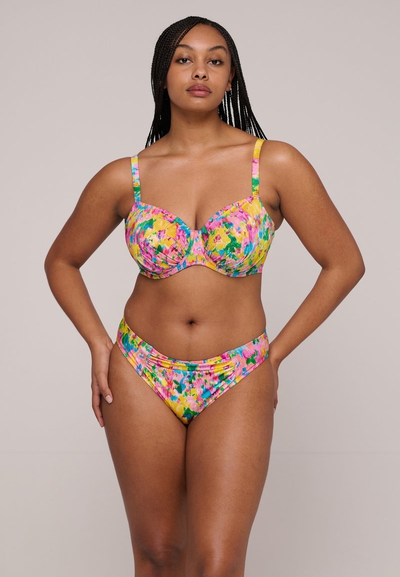 Conjunto de bikini multicolor con un diseño floral en rosa, verde y amarillo. La parte de arriba tiene copas con aros y tirantes ajustables; la parte de abajo tiene un diseño de corte alto.