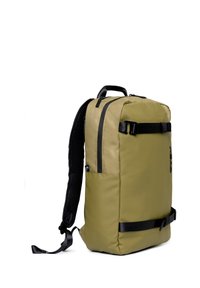 Sac à dos kaki de forme rectangulaire, fabriqué en tissu durable, avec des bretelles noires, des zippers et un dos en maille pour une circulation d'air.