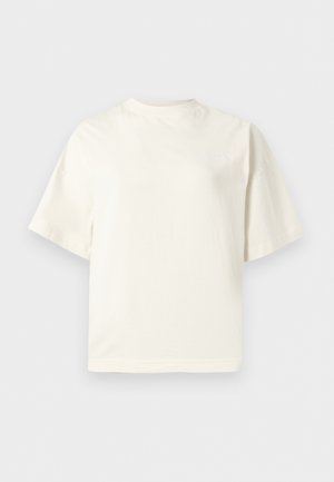 Lihtne tumevalge lühikeste varrukatega ümara kaelusega T-särk, millel on lõdvestunud istuvus ja nõrk rinnalogo vasakul küljel.