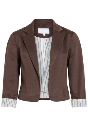 Brązowa, dopasowana marynarka z wyciętym kołnierzem, rękawami o długości do połowy przedramienia oraz białą podszewką w cienkie, pionowe paski widoczną na mankietach i wewnątrz.