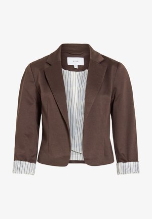 Brūns piegriezuma žakete ar izgriezuma atlokiem, trīs ceturtdaļu garuma piedurknēm un baltu oderi ar plānām vertikālām svītrām, kas redzamas aprocēs un iekšpusē.