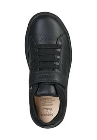 Sneaker nero con tomaia in pelle liscia, chiusura con lacci e cinturino a strappo. Presenta dettagli perforati e soletta imbottita.