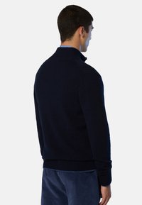 Maglione blu navy lavorato a maglia con colletto alto e polsini a costine, caratterizzato da una finitura testurizzata e una silhouette aderente.